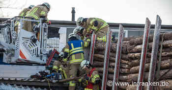 Bamberg: Holz-Lkw rast in Firmengebäude - Bergung von Fahrer abgeschlossen