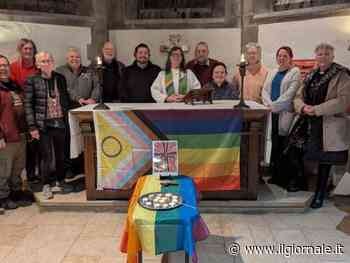 Bandiera trans sull'altare: lo sfregio woke in chiesa