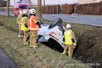 Auto belandt op dak in gracht: dame (70) naar ziekenhuis voor check-up