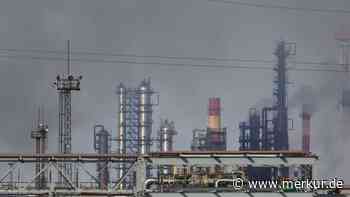 Attacke hinter Putins Linie: Ukraine-Drohnen setzen Ölraffinerie tief in Russland in Brand