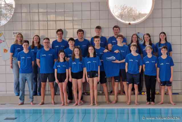 Mega Zwemteam showt nieuwe T-shirts