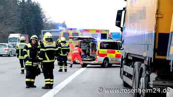 Unfall auf A8: Medizinischer Notfall – Lastwagen kracht gegen Leitplanke