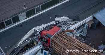 Bamberg: Holz-Lkw rast in Firmengebäude - Ursache wohl "medizinischer Notfall"