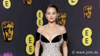 Laut Selena Gomez tragen wir unseren Sleek Bun jetzt so