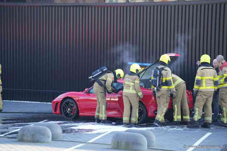 Peperdure Ferrari vliegt in brand bij autobedrijf