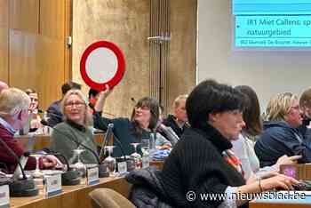 Groen-raadslid zwaait met verbodsbord op gemeenteraad om punt te maken na schade in natuurgebied door mountainbikers