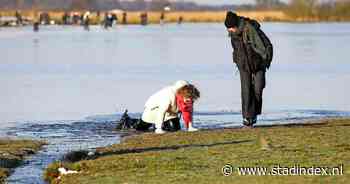 Vrouw zakt door ijs tijdens schaatsen in Lelystad