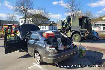Bundeswehr-Laster kollidiert in Höxter mit Auto