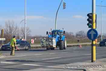 Rode en witte kolen belanden op en naast Rijksweg