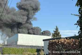 Veel rookontwikkeling door brand op bedrijventerrein in Evergem: “Sluit ramen en deuren”