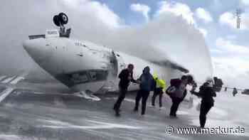 „Holy F***“: Video zeigt Bergung der Passagiere aus verunfalltem Toronto-Flugzeug