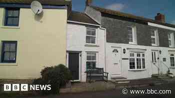 Flat iron-shaped Cornwall home presses for a buyer