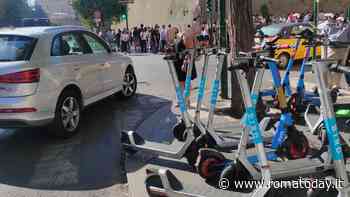 Documenti falsi e doppi account. Così i romani viaggiano gratis sui bici e monopattini in sharing