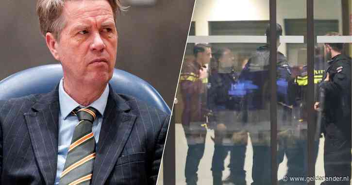 Gastvrouw Tweede Kamer bedreigd door terreurverdachte (18) met mes: ‘Alle alarmbellen af’
