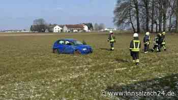 Autofahrerin (20) überschlägt sich mit Fahrzeug bei Unterneukirchen und wird leicht verletzt