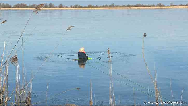 Lelystad - Schaatser zakt door ijs in Lelystad