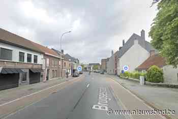 Vrouw (86) valt bij uitstappen van haar wagen
