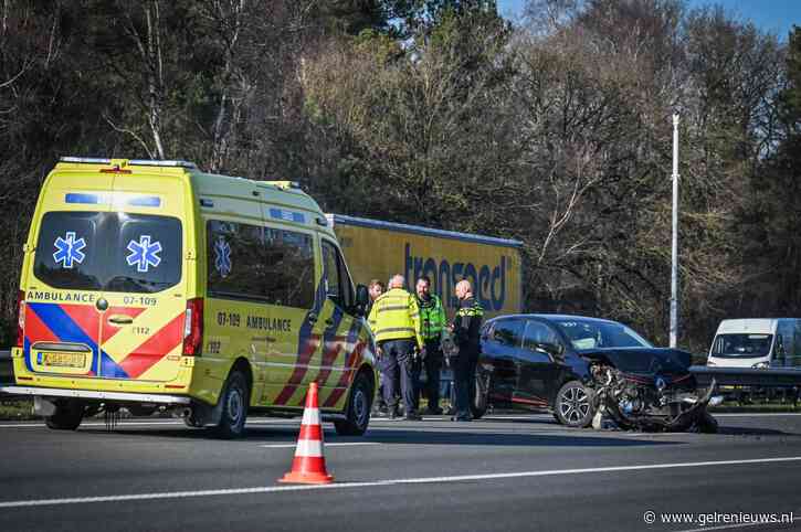 Lange file op snelweg door ongeluk, twee rijstroken dicht