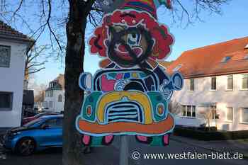 Unbekannte besprühen Karnevalsschilder mit schwarzer Farbe