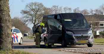 Lekkende stoffen aangetroffen in busje tijdens verkeerscontrole, bestuurder aangehouden