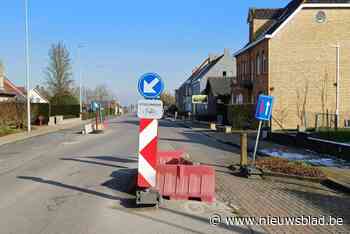Geen doorgaand verkeer mogelijk in Ooststraat van 3 tot 21 maart: “Zwaar verkeer door de smalle dorpskern van Lo betekent een permanent gevaar voor de fietsers en de schoolgaande jeugd”