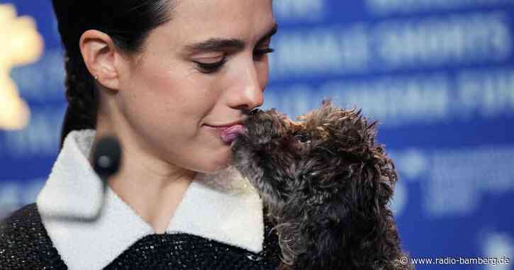 Margaret Qualley überrascht auf Pressekonferenz mit Hund