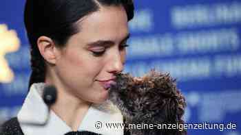 Margaret Qualley überrascht auf Pressekonferenz mit Hund