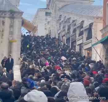A Venise, des centaines de touristes bloqués sur les ponts et des rues paralysées pendant le Carnaval