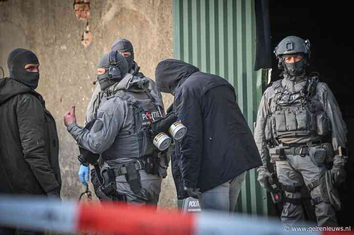 Foto’s: DSI doet inval in mogelijk drugslab in verlaten woonboerderij