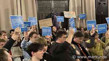 Junge Freisinger nutzen Podiumsdiskussion für Protest gegen AfD
