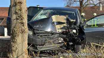 Unfall auf der B15 bei Soyen: Auto prallt frontal gegen Baum - Frau (64) schwer verletzt