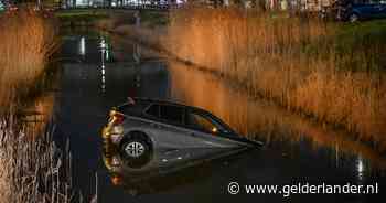 Auto belandt in de sloot in Arnhem, duikteam van brandweer opgeroepen