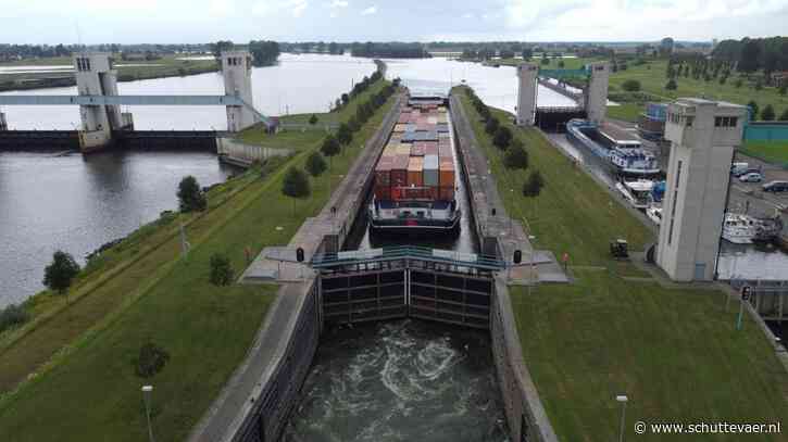 Sluis Lith gedeeltelijk dicht door aanvaring schip
