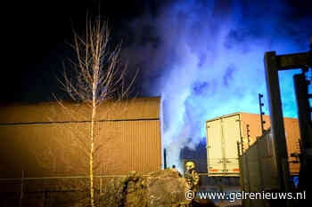 Flinke brand in loods vol met kermisbenodigdheden