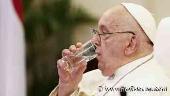 Paus (88) met dubbele longontsteking in ziekenhuis: toestand 'complex'