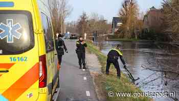 Fietser te water aan de Oud Reeuwijkseweg