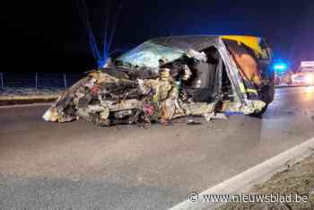 Wagen volledig verhakkeld bij zware crash op N16, maar inzittenden slechts lichtgewond