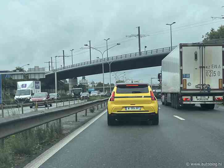 Elektrische autoverkoop verder door het putje