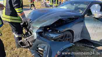 Kreuzungs-Unfall auf der B304 bei Pfaffing: Zwei Personen leicht verletzt