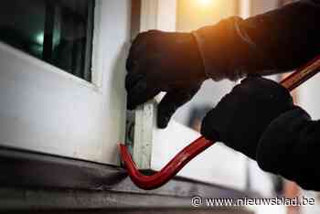 Dieven slaan raam in aan zijkant van woning en dringen binnen