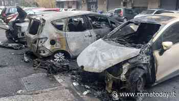 Notte di fuoco a Ostia: incendio distrugge tre auto