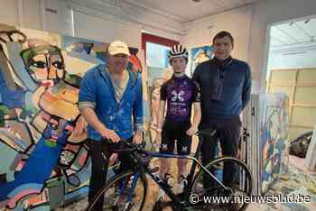 Pim Smit en beloftevol veldrijdster Yana Parthoens maken samen kunst voor het goede doel