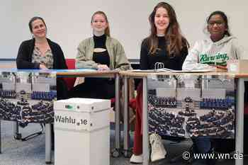 Schülerinnen simulieren Bundestagswahl