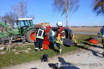 Auto kollidiert mit Traktor