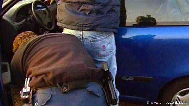 Vier Italiaanse supporters met 'mesjes' en knuppel uit Eindhoven gezet