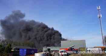 Explosies tijdens grote brand bij bouwbedrijf in Heetveld: buurman filmt dit