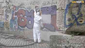 Nuova vita per il lungotevere di Roma: a pulire i muraglioni dai graffiti ci pensa Valerio