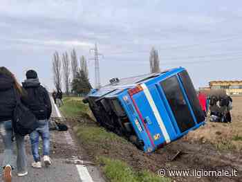 Dramma a Ferrara, scontro fra auto e bus pieno di studenti: morta la conducente