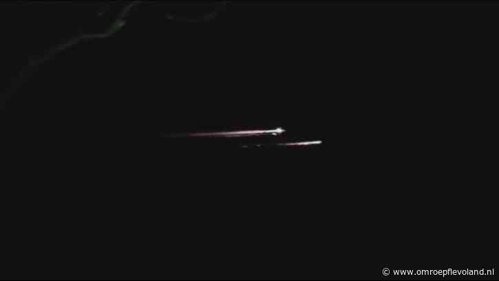 Flevoland - Lichtgevende vuurballen boven Flevoland: 'Ongelofelijke snelheid, echt bizar!'