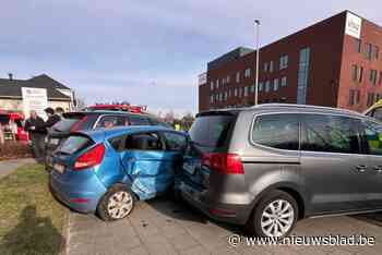 Bestuurder trapt per ongeluk op gaspedaal in plaats van rem en ramt drie andere voertuigen: twee mensen gewond